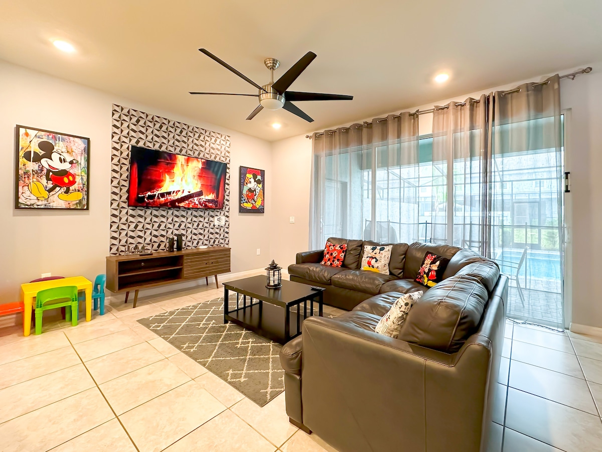 U ovom otvorenom prostoru pronaći ćete kuhinju, dnevni boravak i blagovaonicu. Kuhinja je potpuno opremljena. U dnevnom boravku vidjet ćete TV, jedan kauč, stropni ventilator. Tu je i blagovaonica sa stolom, stolicama i stropnim svjetlom.