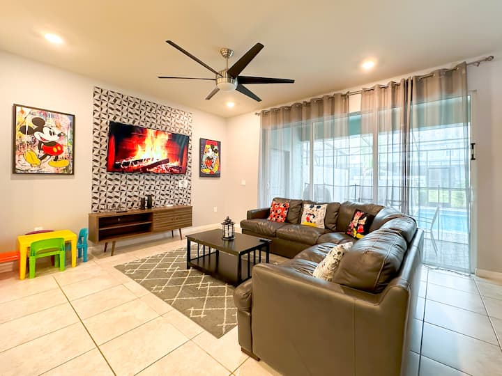 Ამ ღია კონცეფციის სივრცეში დაგხვდებათ სამზარეულო, მისაღები ოთახი და სასადილო სივრცე. Ჩვენი სამზარეულო სრულად არის აღჭურვილი. Მისაღებ ოთახში დაგხვდებათ ტელევიზორი, ერთი ტახტი, ჭერის ვენტილატორი. Აქვეა სასადილო სივრცე მაგიდით, სკამებით, ჭერის განათებით.