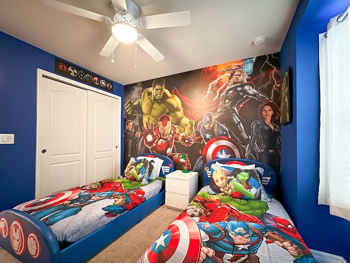 Ეს არის საძინებელი მათთვის, ვისაც სურს გადაარჩინოს მსოფლიო, ჩაუღრმავდეს უამრავ თავგადასავალს და ერთდროულად გაერთოს. Ამ საძინებელში არის ორი ერთადგილიანი საწოლი, ერთი ტუმბო, საწოლისპირა ლამპა, ჭერის ვენტილატორი, კარადა, კომოდი, კედლის დეკორაცია და სმარტ-ტელევიზორი.  