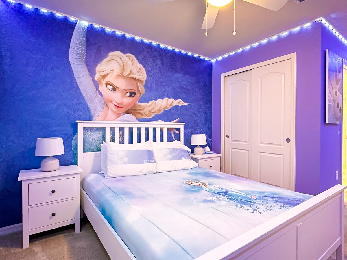 Ovo je najhladnija spavaća soba u kući u kojoj ćete doživjeti nevjerojatna iskustva s najsmješnijim snjegovićem ikad. Čarobna dekoracija s led svjetlima. Spavaća soba ima bračni krevet, dva noćna ormarića, komodu, ormar, stropni ventilator, TV i privatnu kupaonicu.