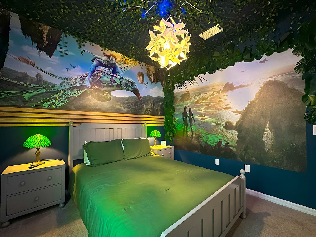 U čarobnoj Pandori upoznat ćete najviša i najpametnija stvorenja svih vremena. Ulazak u ovaj novi svijet oduševit će vas. Ova fantastična spavaća soba ima bračni krevet, dva noćna ormarića, noćne svjetiljke, stropno svjetlo i ormar.