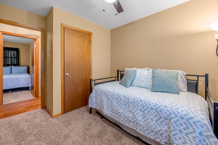 Удобна спална соба со брачен кревет (широк 150-179 см) и дополнителен брачен кревет (широк 180-179 см) подолу.