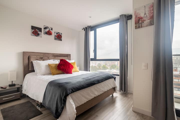 Para un relajante descanso, una preciosa y muy cómoda cama queen te espera.