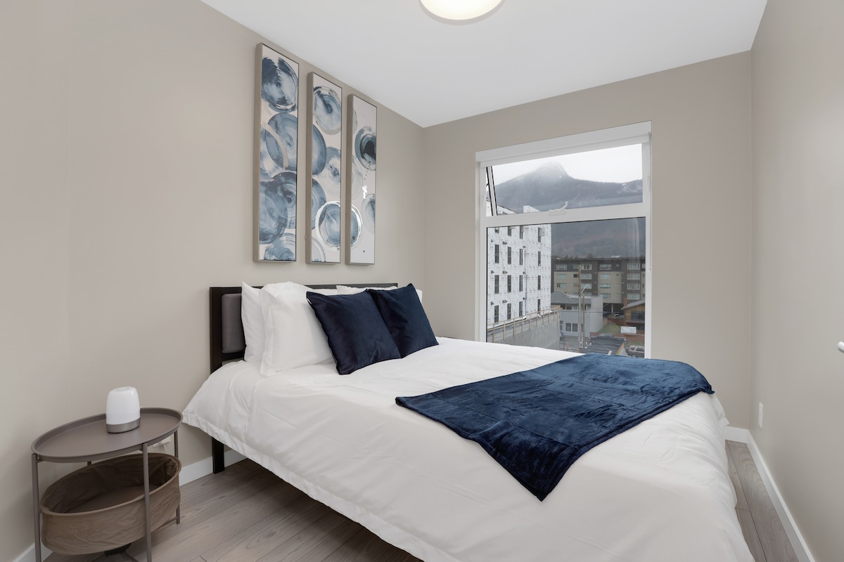 DT Squamish 2BR Condo | Remarkable Mountain Views