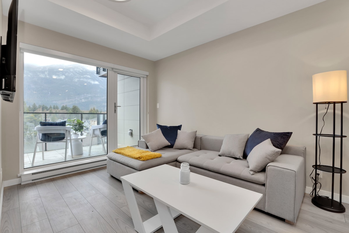 DT Squamish 2BR Condo | Remarkable Mountain Views