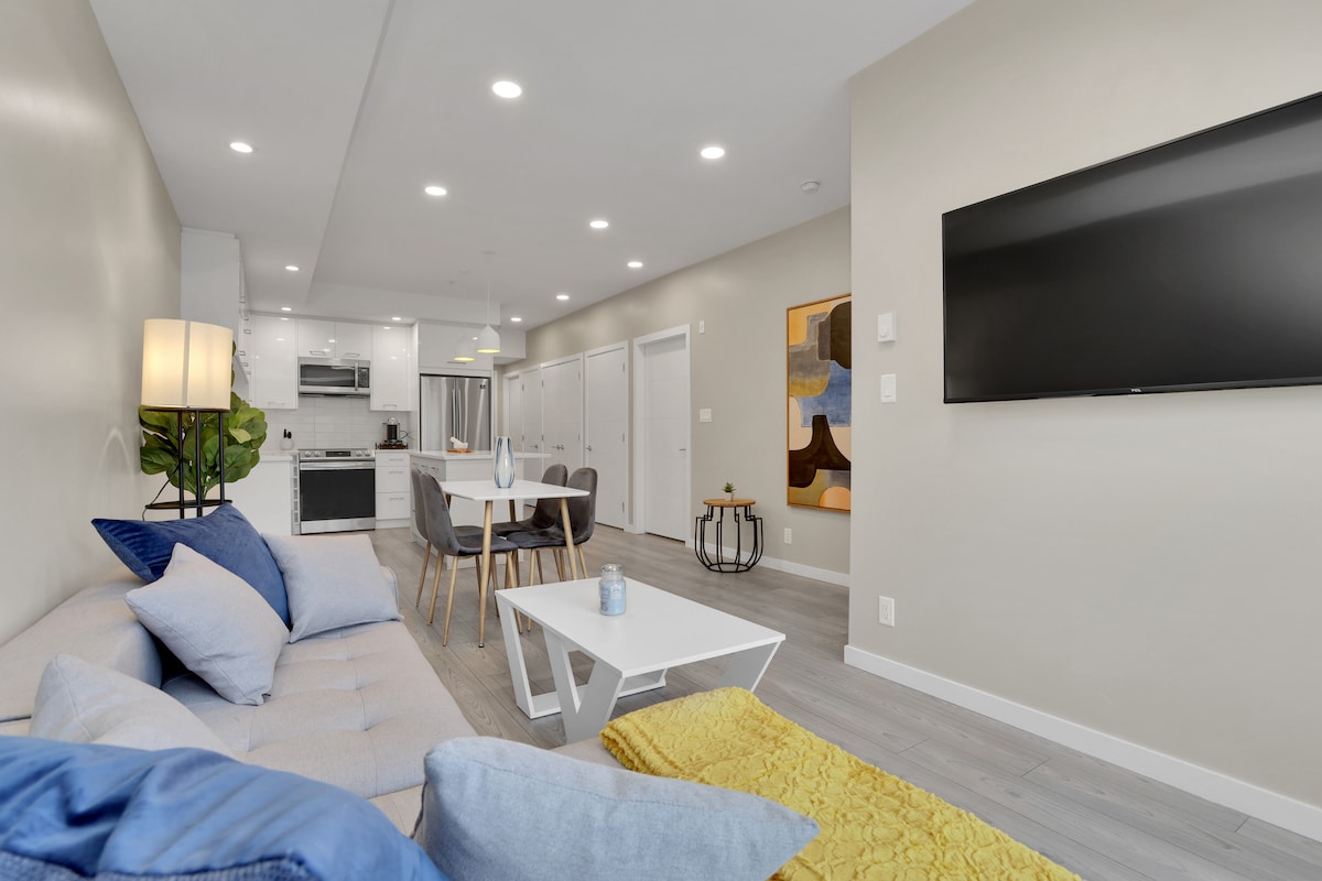 DT Squamish 2BR Condo | Remarkable Mountain Views