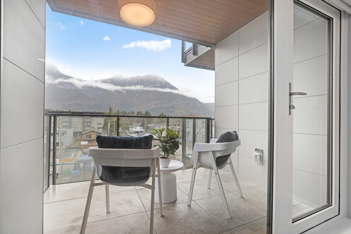 DT Squamish 2BR Condo | Remarkable Mountain Views