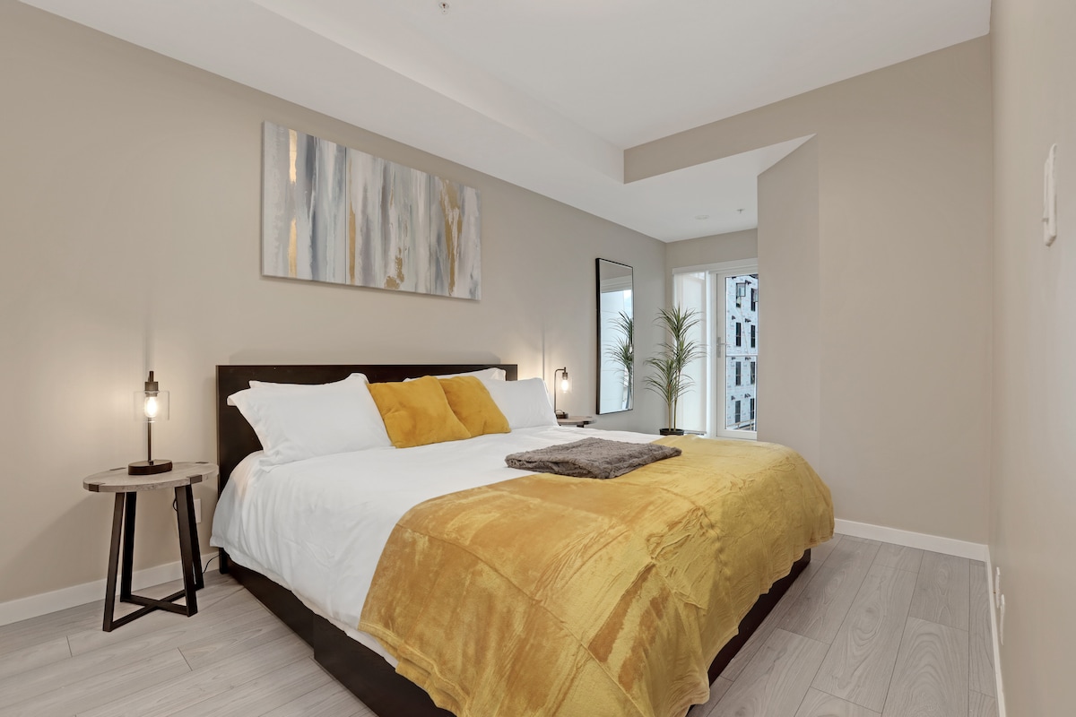 DT Squamish 2BR Condo | Remarkable Mountain Views