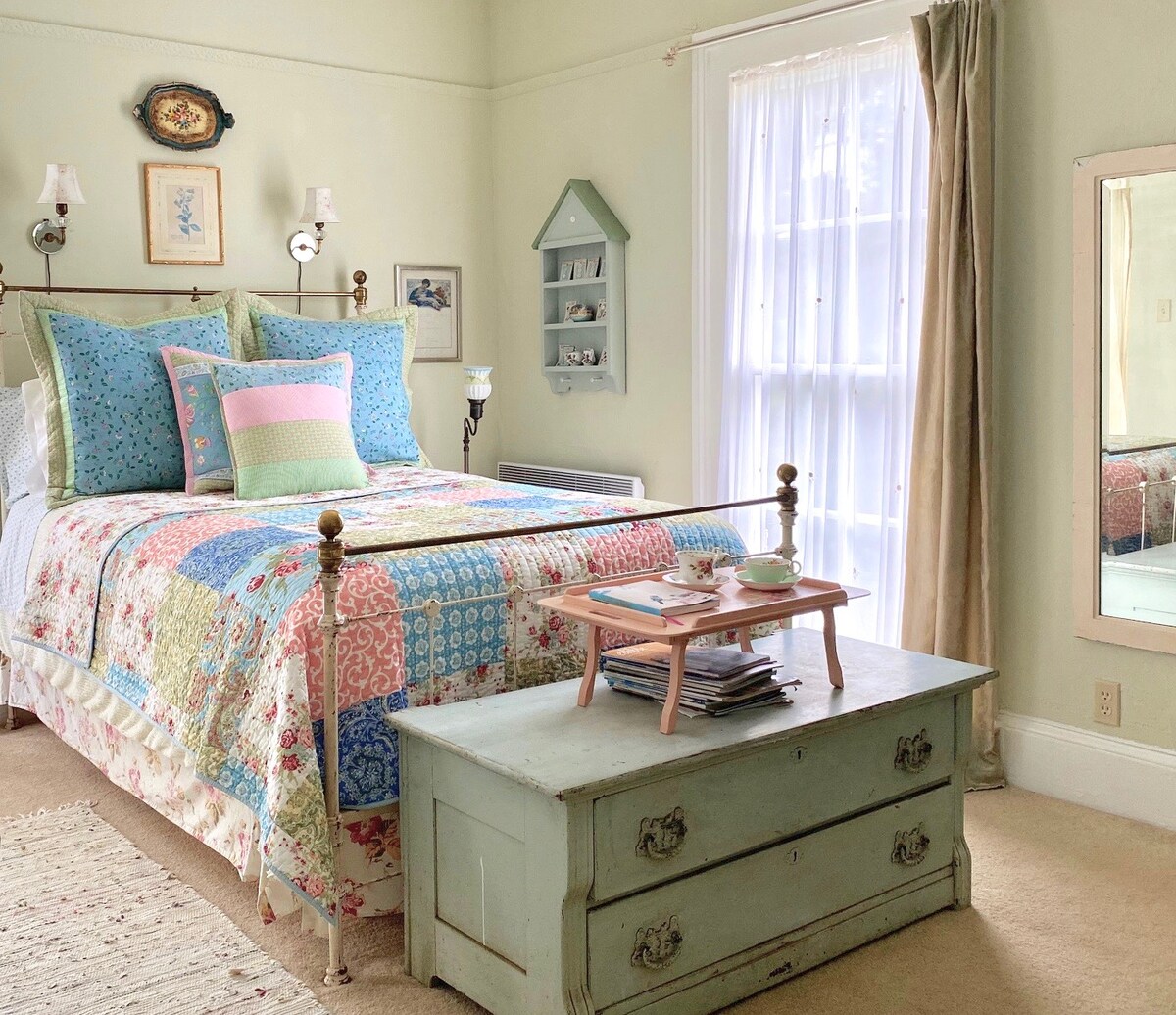 Drugi krevet  u našoj sobi „Teta Fanny & Sister Beth” (poznata i kao „dječja soba”) VELIKI je mjedeni krevet (u redu, to je bračni krevet, tako DA nije toliko velik, ali je iznimno dug za iznimno visoku djecu) s mnogo, mnogo i mnogo jastuka!