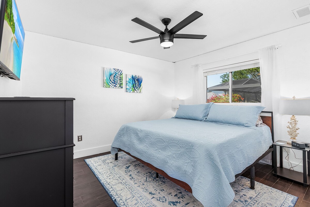 2号卧室「Sea Escape」有一张2米宽双人床，可睡2人。 配有43英寸智能电视、梳妆台、带架子和衣架的衣架，可轻松前往附近的卫生间。