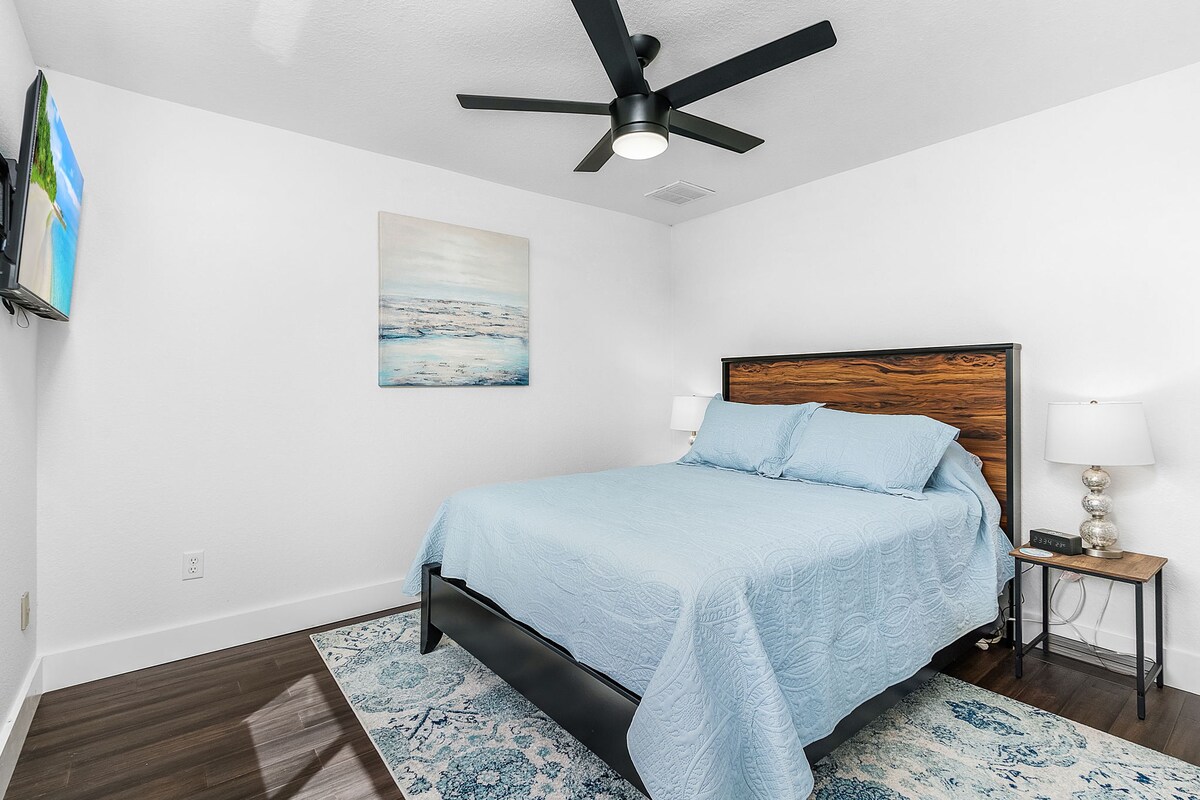 4号卧室「运河梦想」设有加大双人床、43英寸智能电视、梳妆台和衣架/衣架储物柜，可欣赏运河景观。 它位于第二个起居区之外。