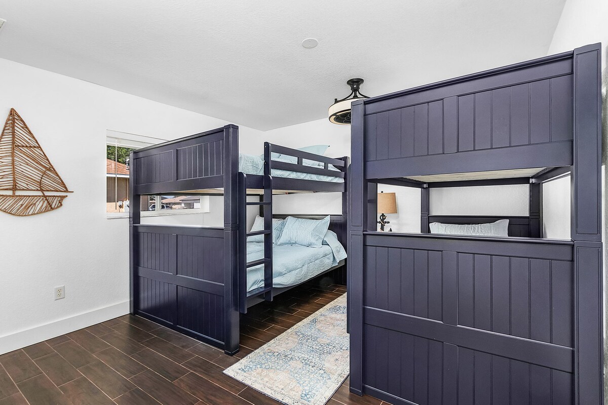 卧室3 "Sail Away"可供6人舒适入住，配有坚固的标准双人床和双层床。 客房壁橱里还有梳妆台，还有架子和衣架，可供更多衣物储物选择。 地理位置便利，靠近巴斯2。