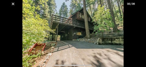 Rustic 4-bedroom cabin sleeps 12, large deck