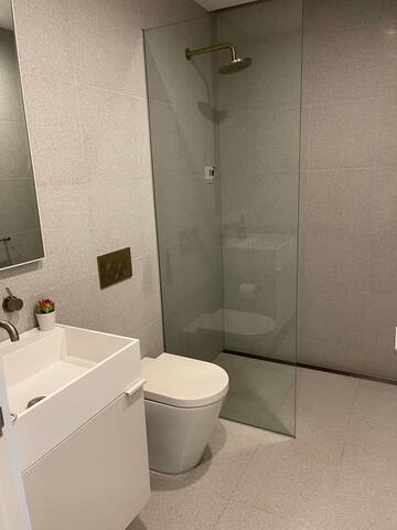 Modern quiet apartment in St Kilda gallery image 3