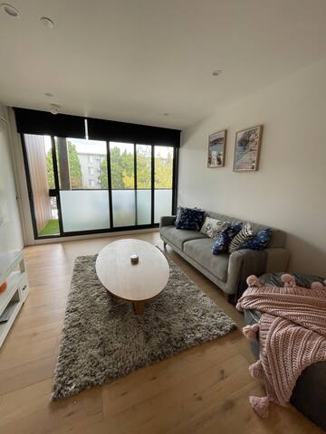 Modern quiet apartment in St Kilda
