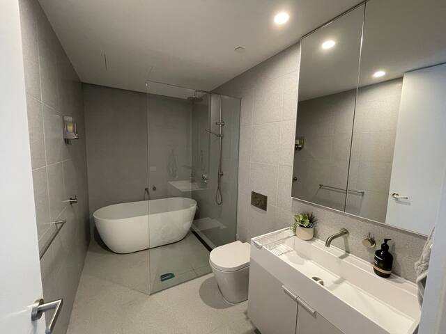Modern quiet apartment in St Kilda gallery image 5
