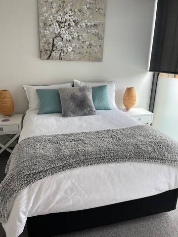 Modern quiet apartment in St Kilda gallery image 2