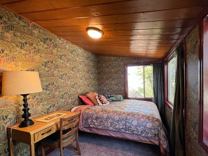 Bedroom 1: "Treehouse"