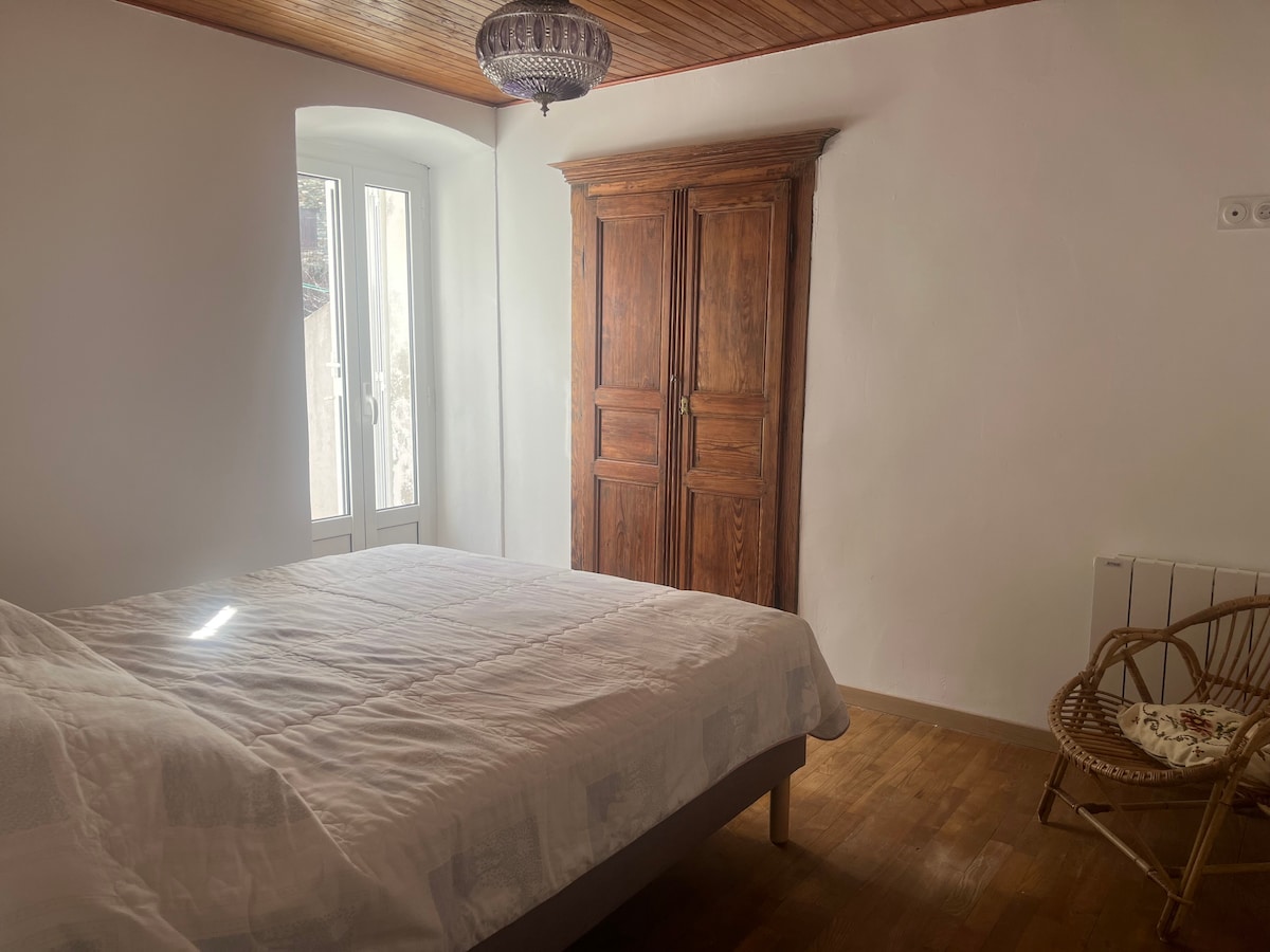 Საძინებლის ორადგილიანი საწოლი ტერასით 