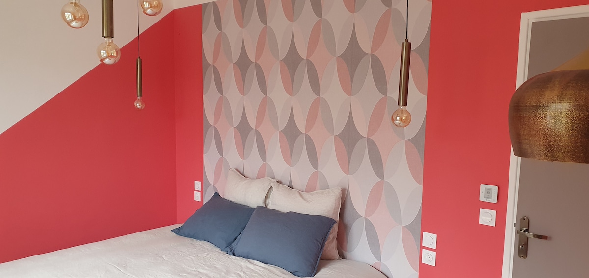 Četvrta soba Soba 
„Prihvatljiva crvena” je klimatizirana. Uživat ćete u ovom velikom bračnom krevetu i čistom kompletu posteljine. 