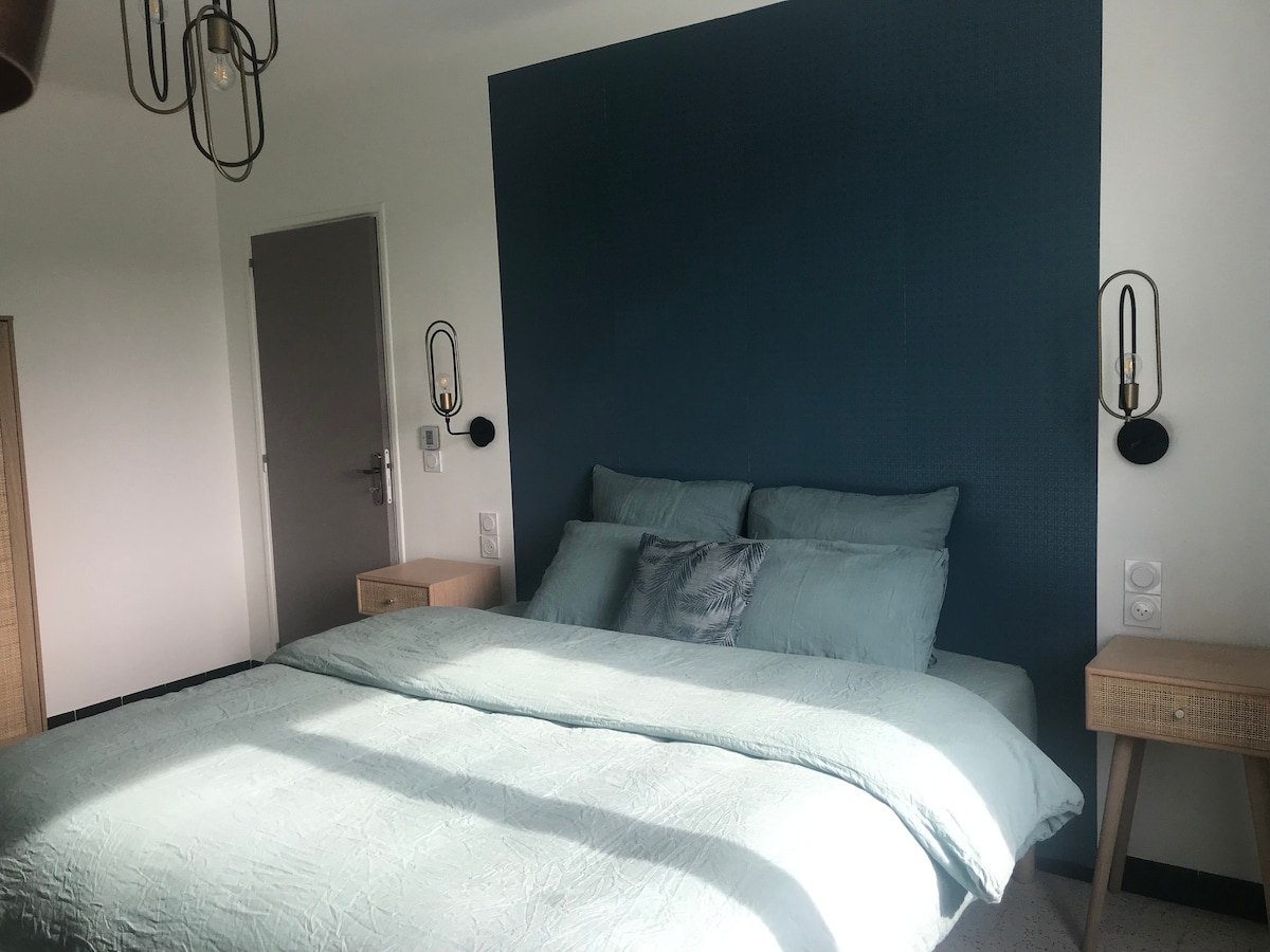 3. spavaća soba  (15 m²)
Ova je soba „Vert Jungle” klimatizirana. Imate veliki bračni krevet i 100% opranu posteljinu.