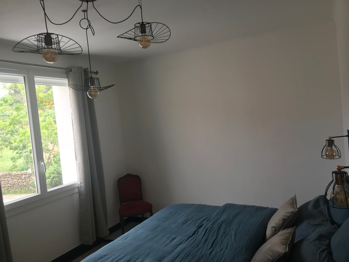 1 - 1. spavaća soba (15 m²)
Ovaj glavni apartman „Black Marble” ima veliki bračni krevet i klima-uređaj. 