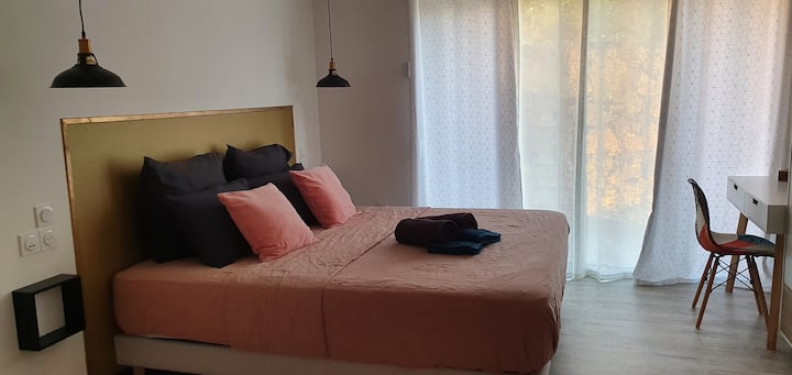Kjo suitë të ofron një krevat dopio "king" me një set veror 100% të larë, pak të rrudhur, të lehtë dhe të freskët. Një përzierje e autenticitetit, rehatisë dhe butësisë.