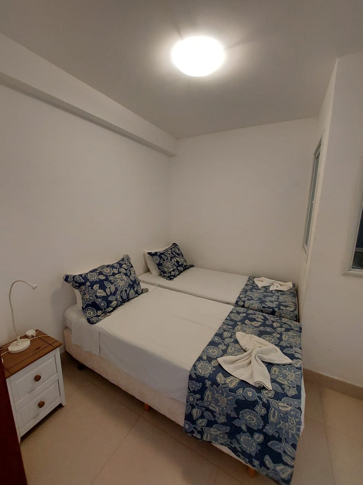 Спална соба 3 со брачни кревети и клима уред