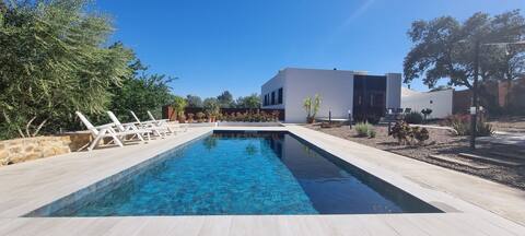 100% Independent Chalet. Heated pool