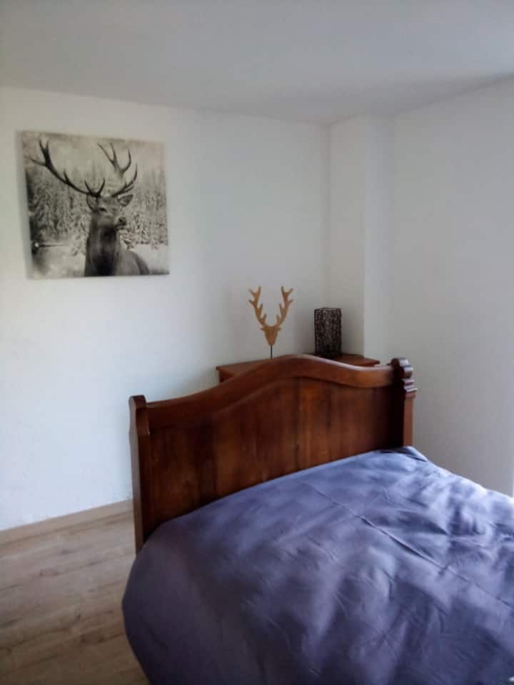 chambre 3 
9 m2 
מיטת יחיד וחצי
משקיף למרפסת קטנה