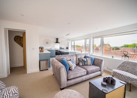 Popular Airbnb listing: 'The View' Penthouse - 3 Bedroom Apartment in Holt in Holt