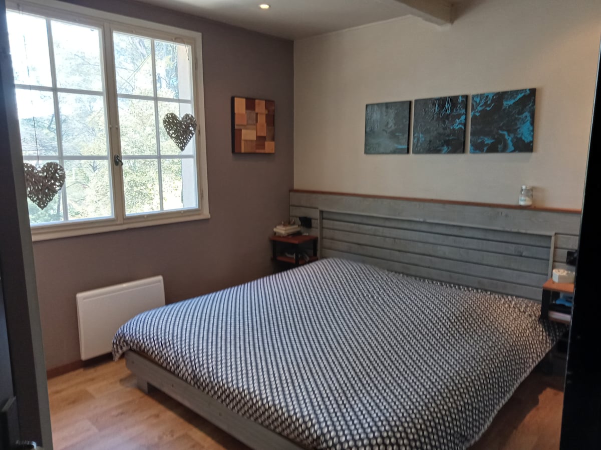 Chambre 1 
Lit 180cm/190cm
Dressing