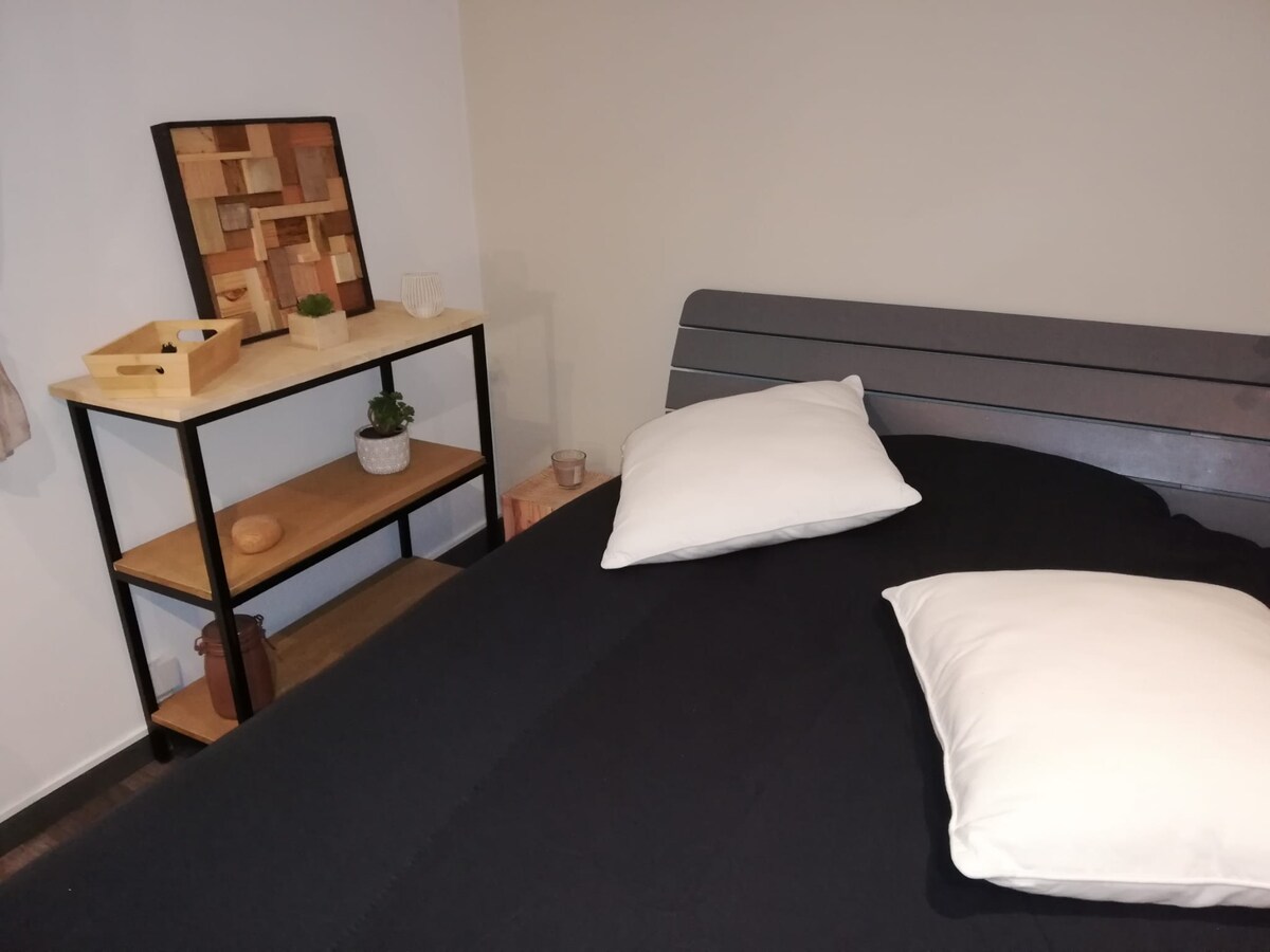 ห้องนอน 3 
เตียงโต๊ะตู้เสื้อผ้าขนาด 140 ซม ./ 190 ซม.

