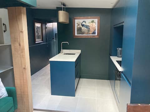 Popular Airbnb listing: Badger HQ: Stylish, flexible annexe. Free parking in Southstoke