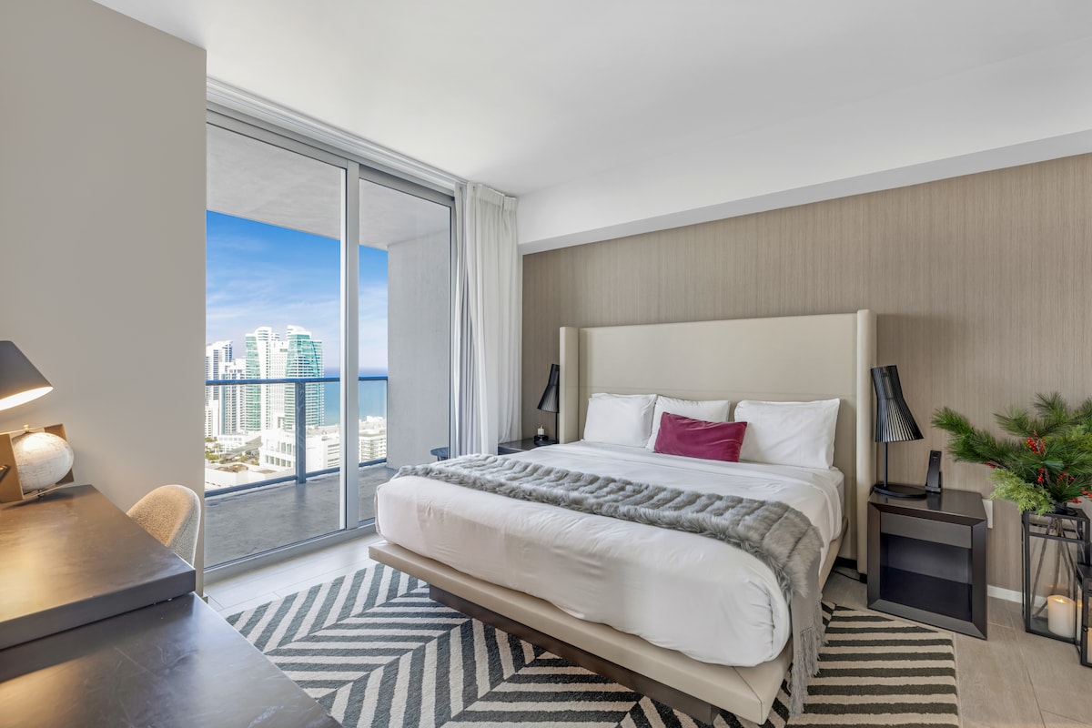 ก้าวเข้าสู่ห้องนอนที่ 2 ที่มีเตียงขนาดคิงไซส์ พื้นที่ทำงาน และระเบียงส่วนตัวที่มีวิวสวยงาม ห้องพักยังมีทางเข้าห้องน้ำใหญ่โดยตรง ทำให้เป็นที่พักที่สะดวกสบายและผ่อนคลาย