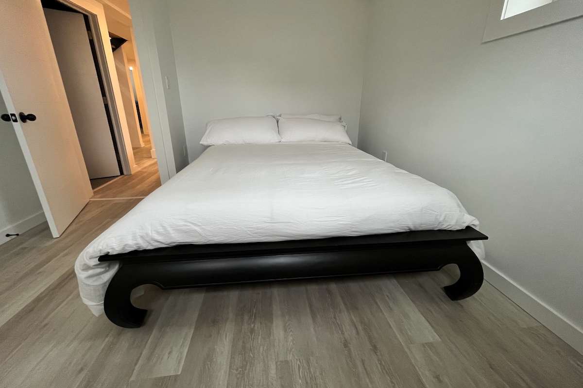 三号卧室：高端记忆泡沫床垫，配有标准双人床。