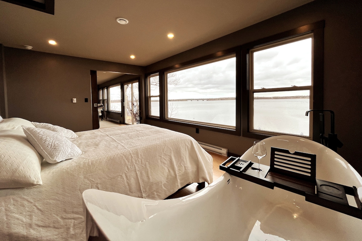 清晨醒来即可欣赏美景，也可以在美丽的浸泡式浴缸中尽情享受。等等，您不必选择！