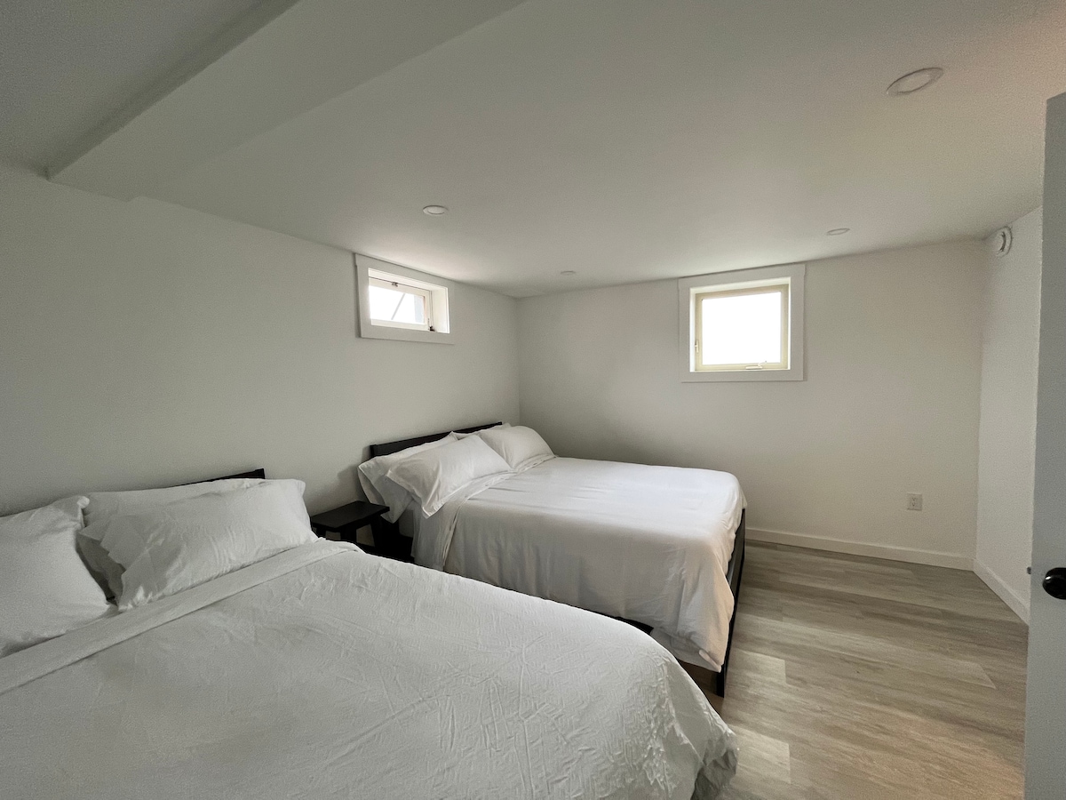 二号卧室：记忆泡沫床。一张大床和一张双人床。