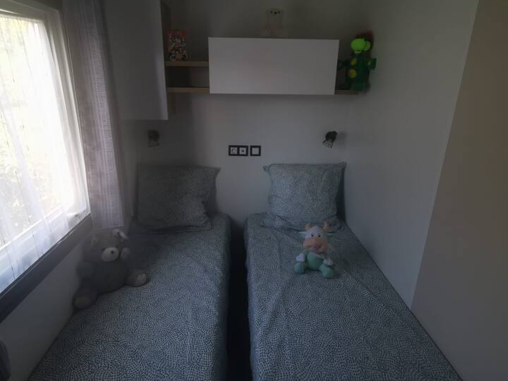Dječja spavaća soba s 2 80 kreveta, mogućnost da ih okupite kako biste namjestili bračni krevet, osigurane plahte, tj. 2 od 80 ili 1 od 160, prema vašoj želji.