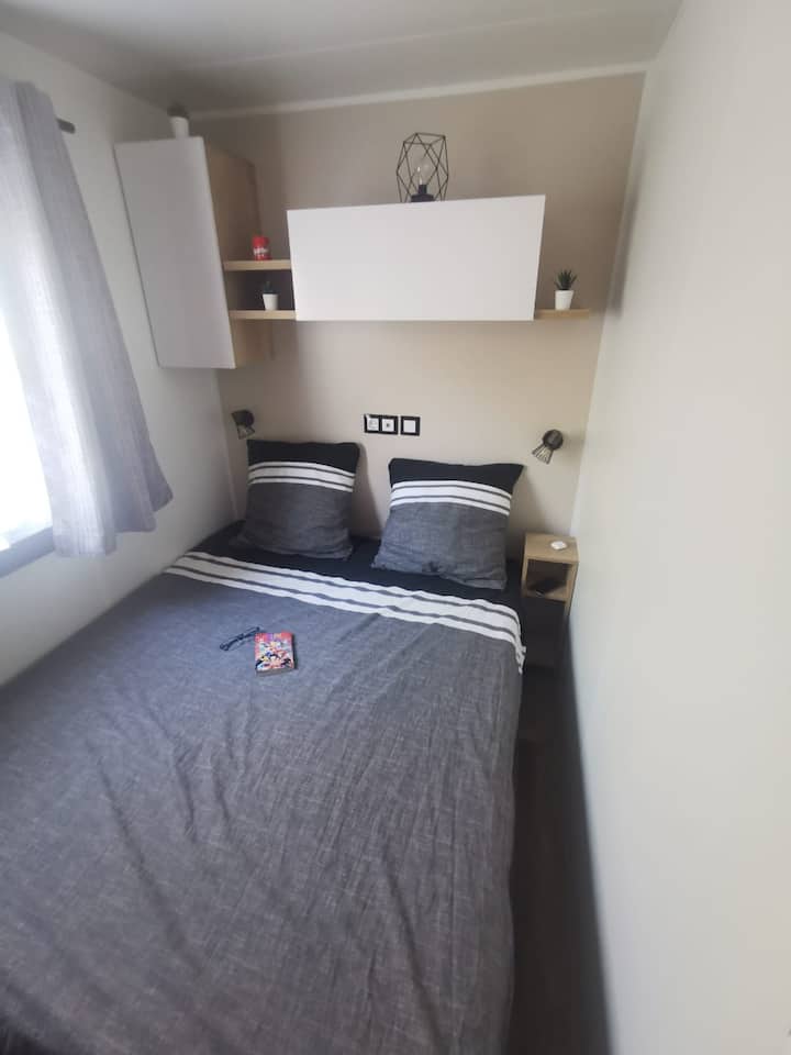 Dječja spavaća soba s 2 80 kreveta, mogućnost da ih okupite kako biste namjestili bračni krevet, osigurane plahte, tj. 2 od 80 ili 1 od 160, prema vašoj želji.