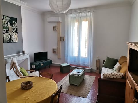 Annonce Airbnb populaire: Cozy apartment in the heart of the village à Roquebrune Sur Argens