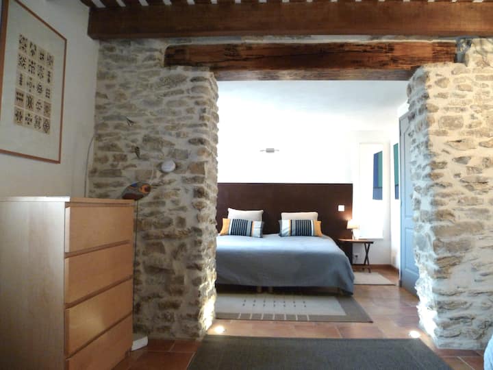 голям апартамент със самостоятелна баня с душ и тоалетна