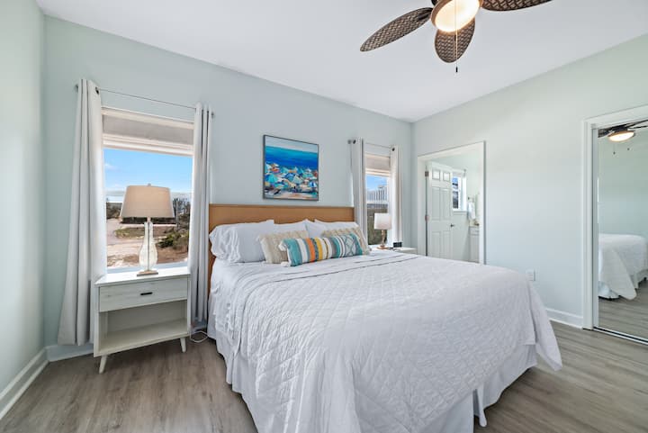 Coastal king 1st bedroom retreat with airy decor; serene, restful stay with beachy charm.