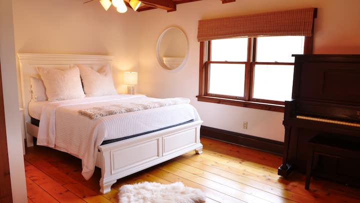 Bright loft queen with hardwood floors, valley views, and a piano to play. Upright piano to enjoy during your stay