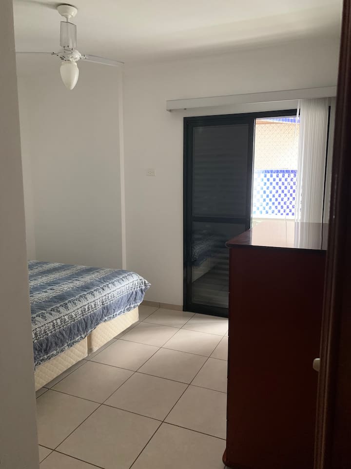 Soba 1: bračni krevet (160x200) s komodom i kupaonicom (en-suite) i izlaz na balkon koji je zajednički za dvije spavaće sobe.