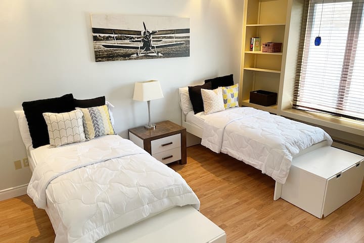 غرفة نوم بسريرين فرديين