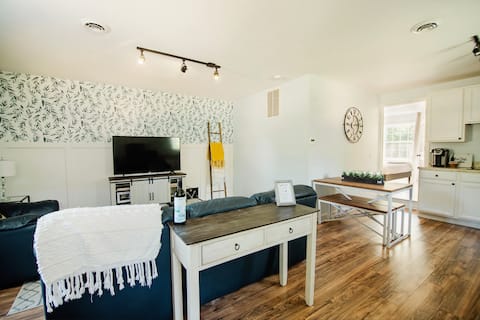 Downtown Delight: Charming Cottage&Great Location!