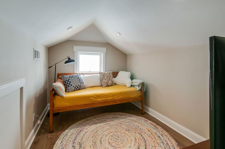 Страхотна спалня с двойно - дневно легло.  