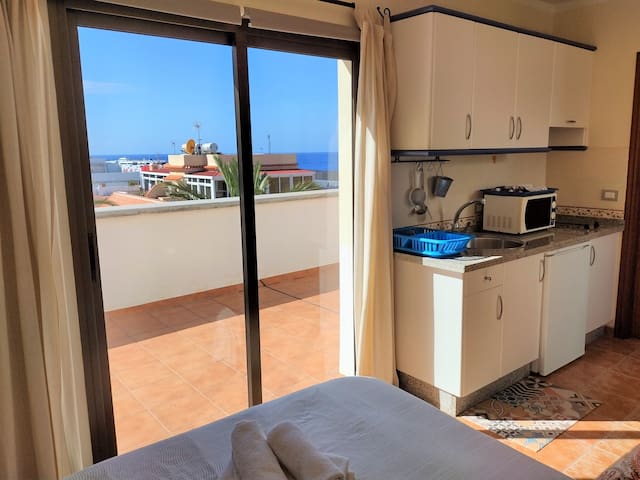 Entire home with 1 bedrooms in La Gomera - Small rooftop attic with big terrace & seaview