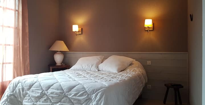 Chambre 1 avec grand placard, une commode, une télé, un accès direct au jardin